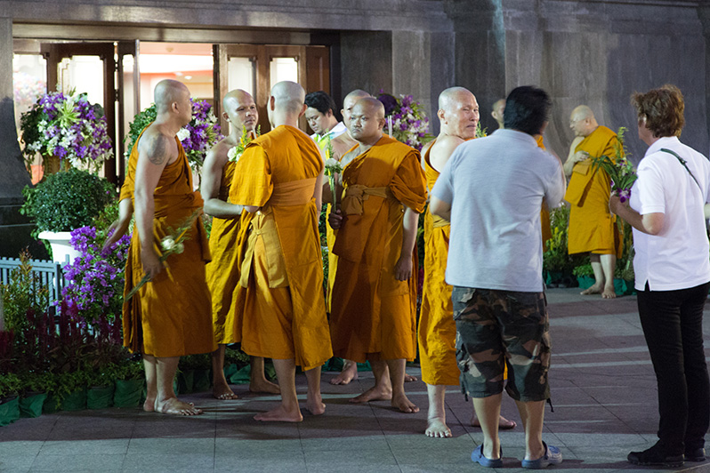 Wieczorem na terenie Wat Traimit dzieje się znacznie więcej.